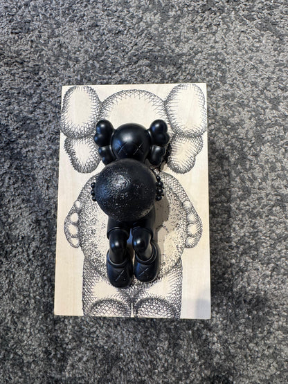 KAWS Night Glow (edizione in bronzo)